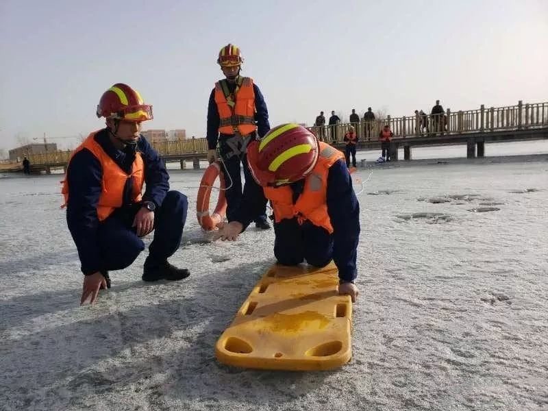 Snow Spine Board Rescue Scene